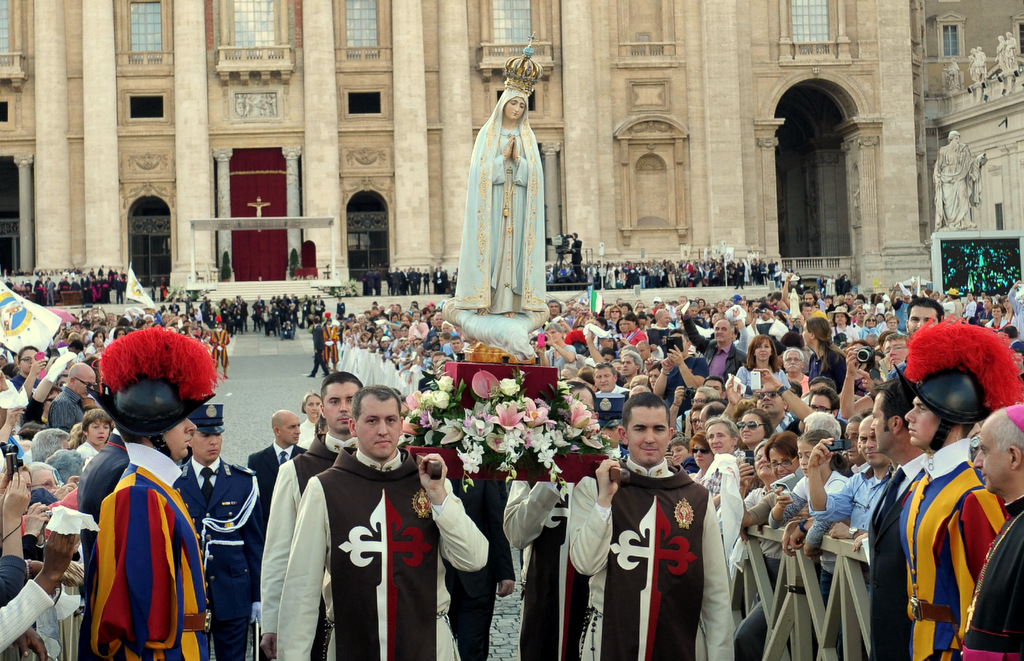1 3 Araldi con la Madonna di Fatima a Piazza San Pietro 002